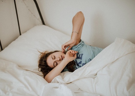 5 simple ways to improve your sleep and develop a healthy sleeping pattern.