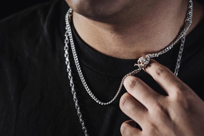 In this guide, we show you how to wear different jewelry and how to look good in them.