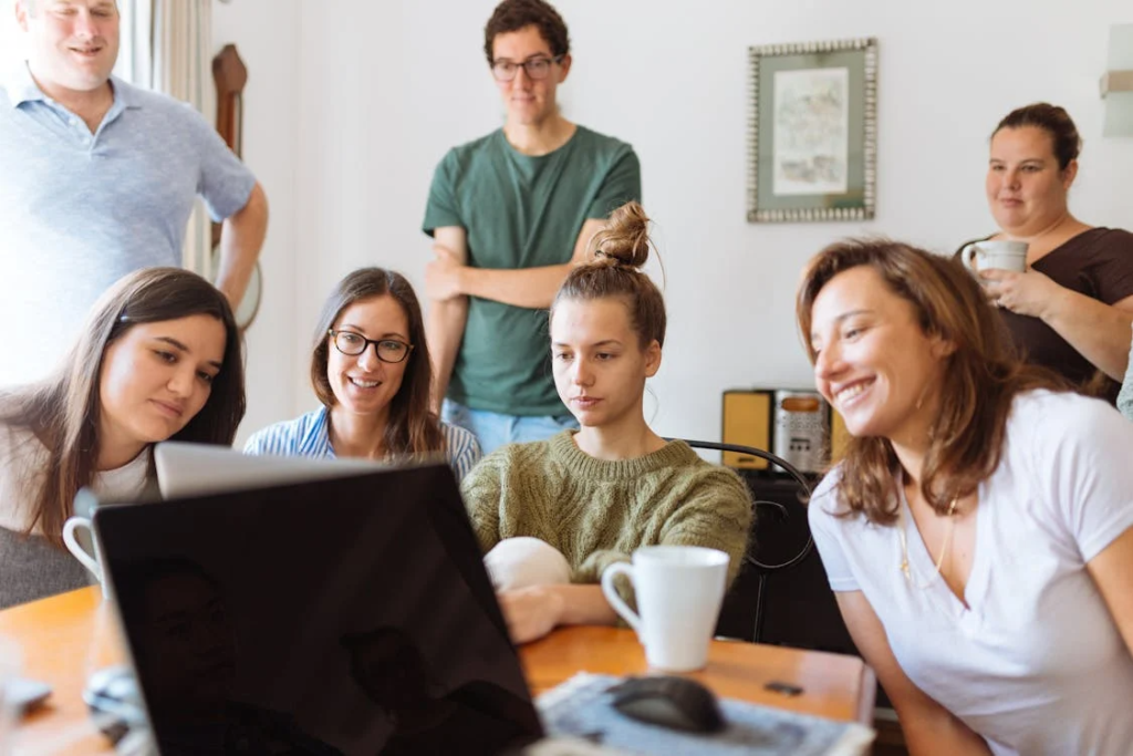 (People looking at a laptop)