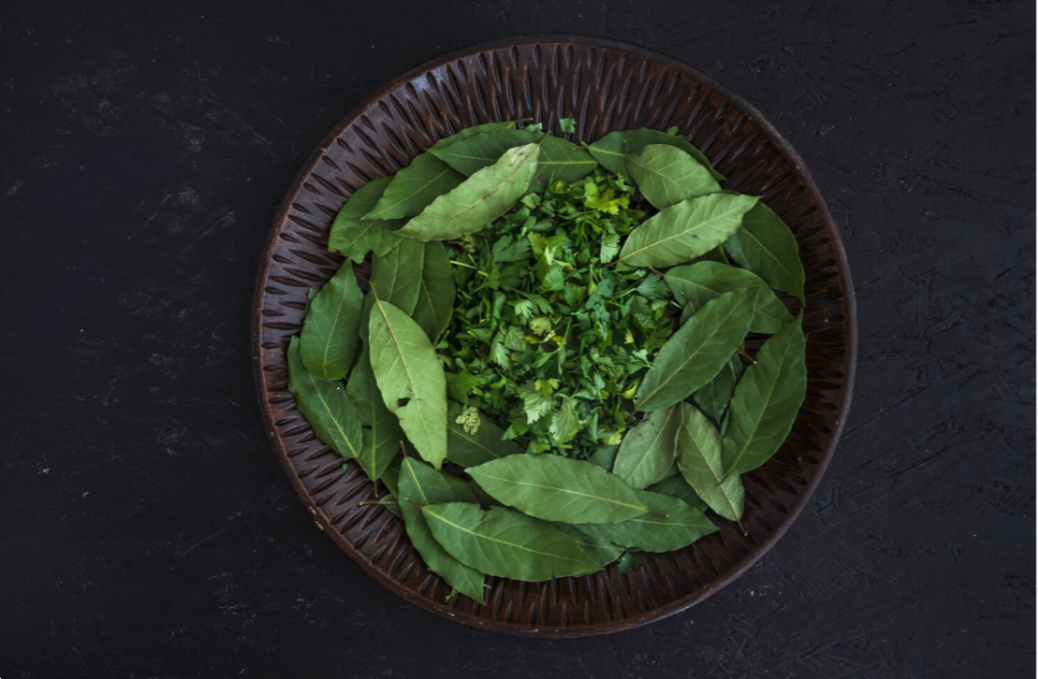Kratom leaves and chopped kratom leaf in a bowl