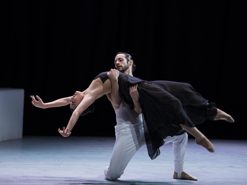 Ballet Hispánico dancers performing a lift in Carmen.maquia