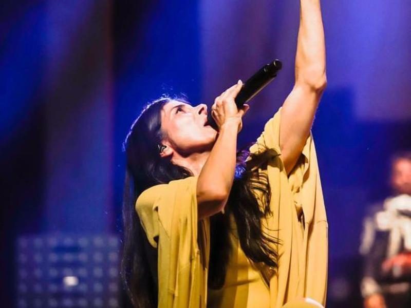 Ely Guerra performing live in Un Homenaje a Chavela Vargas tribute concert