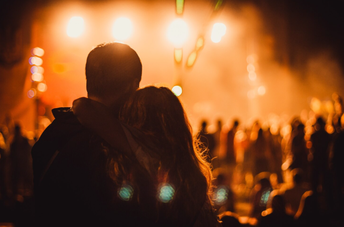 image Concertgoers enjoying a live music performance, illustrating the best concerts for real music fans and music lovers.