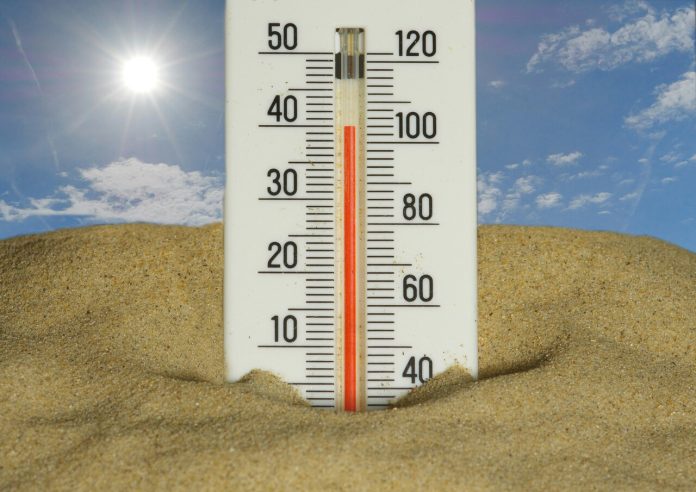immo-wegmann-qs5HR1dG7h4-unsplash Thermometer showing extreme summer heat in bright sunshine, illustrating high temperatures and heatwaves across southern Europe.