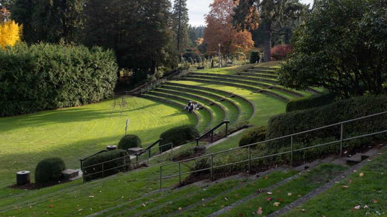 Why Amphitheaters Create Perfect Musical Experiences: How Open Air Design Shapes Sound